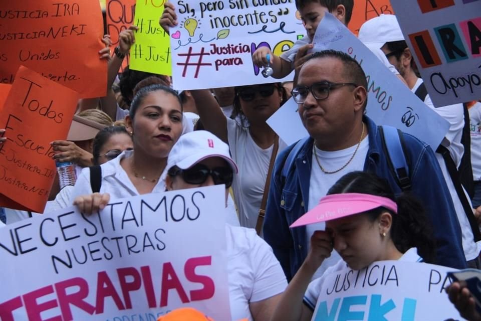 Familiares de estudiantes de Neki e Ira se manifestaron en Ciudad Niñez.