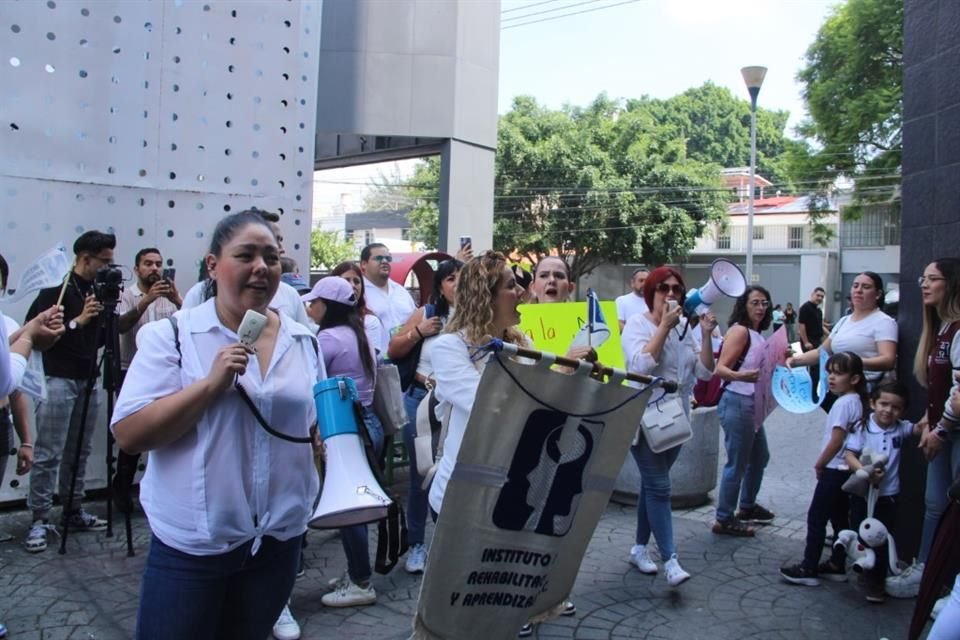Exigen la reapertura de las institutos, ya que cerca de 170 niños no han tenido clases de lenguaje, conducta o rehabilitación.
