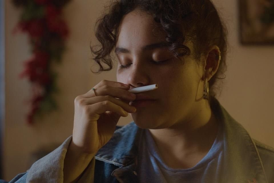 'No Gracias, Ya No Fumo' es protagonizada por Esmeralda Soto como Nuria.