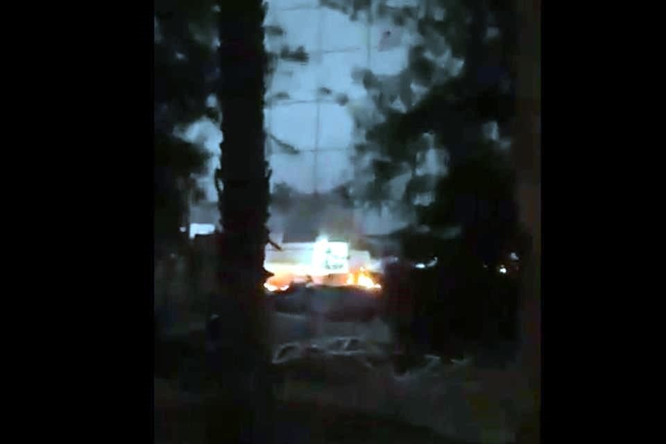 Los manifestantes denunciaron un incendio provocado, a metros de donde instalaron un plantón contra la demolición de la Ciudad de las Artes en Tepic.
