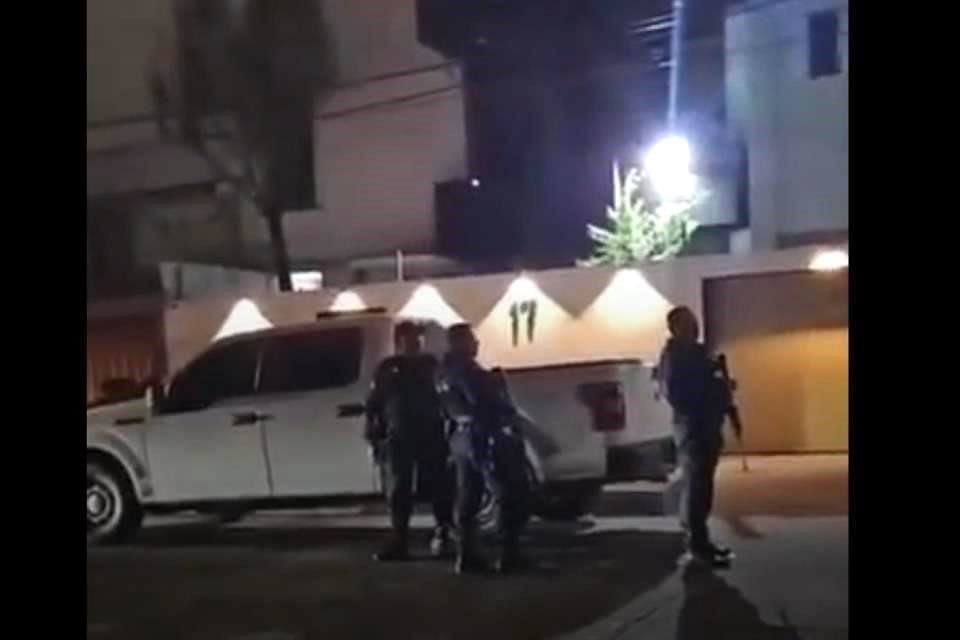 En el lugar, acusaron artista y activistas, se desplegaron elementos policiacos armados en un 'despliegue desproporcionado' de la fuerza pública.
