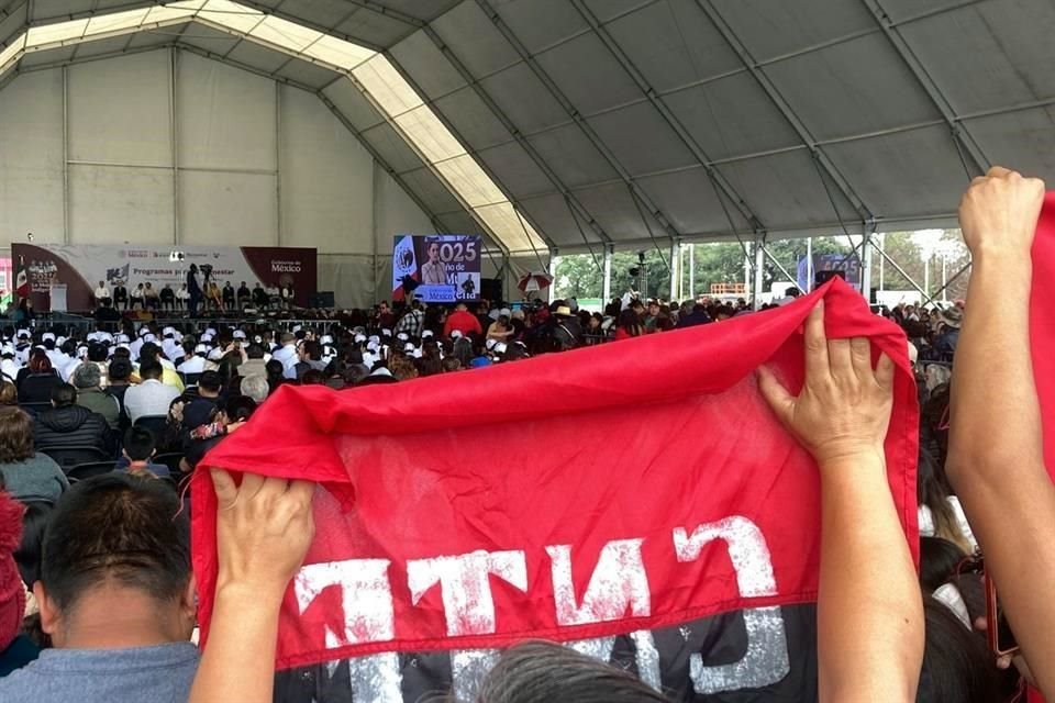 El pequeño grupo de la CNTE protestó cuando apenas arrancaba el evento de supervisión de los programas sociales.