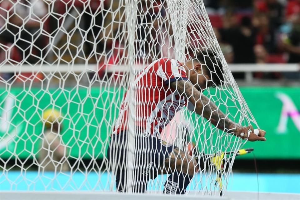 La historia de Víctor Guzmán en las Chivas comenzó con grandes tintes y se desdibujó al paso de los torneos.