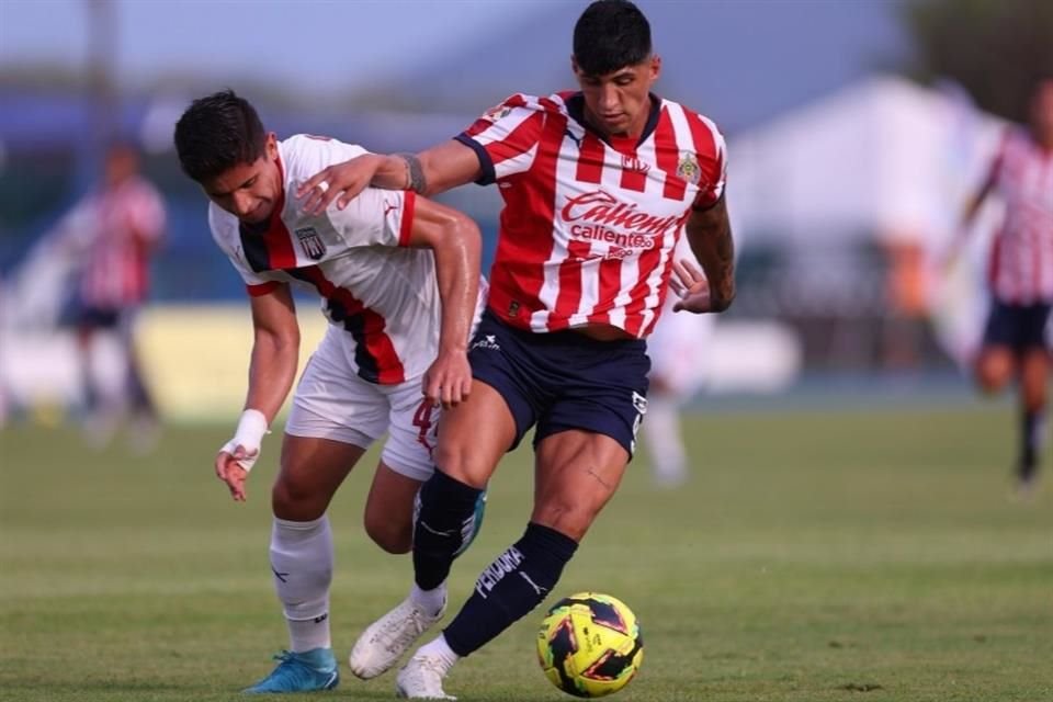 Alan Pulido marcó un gol en el primer tiempo.