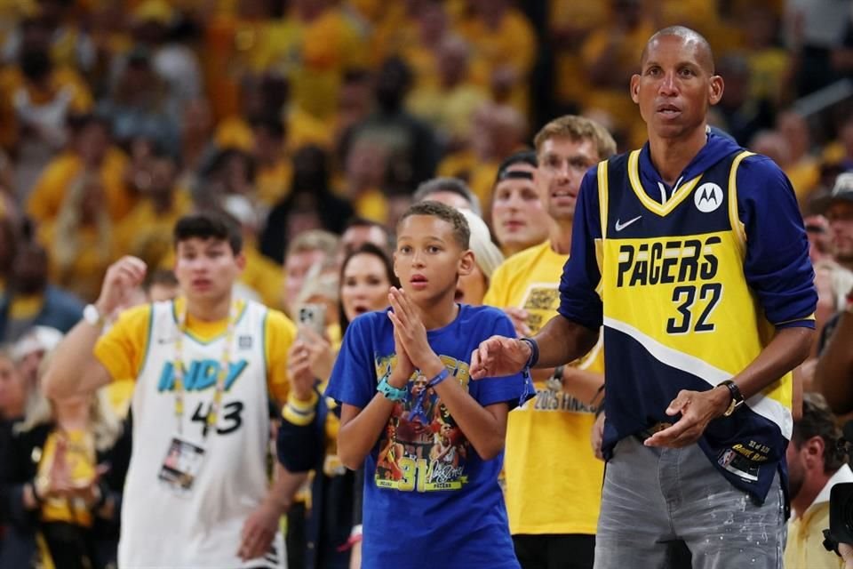 Reggie Miller atento a las acciones de los Pacers.