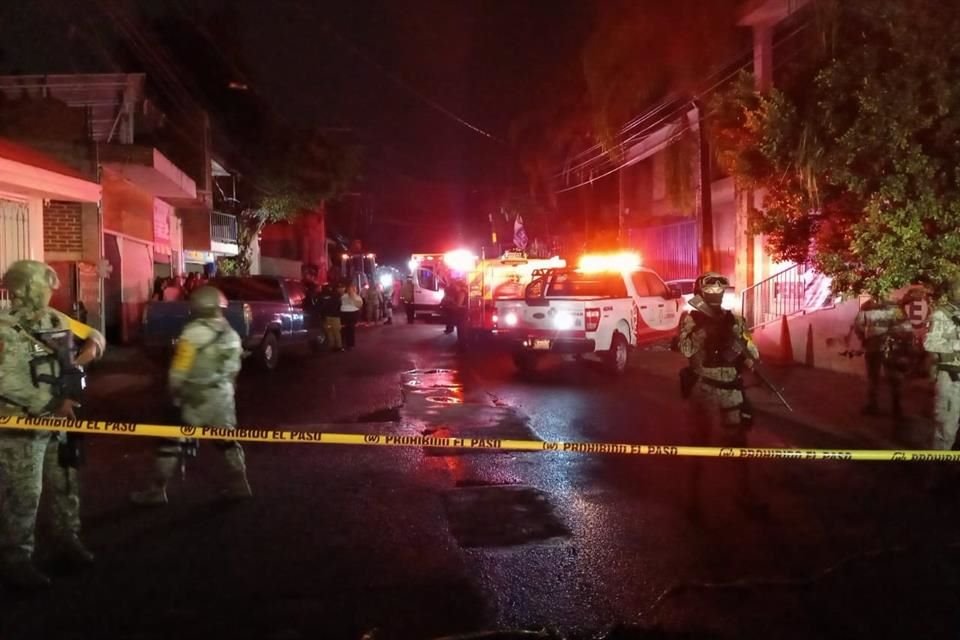 Una menor de tres años perdió la vida y tres personas resultaron lesionadas en el poblado de San Isidro, cuando un árbol cayó sobre su domicilio.