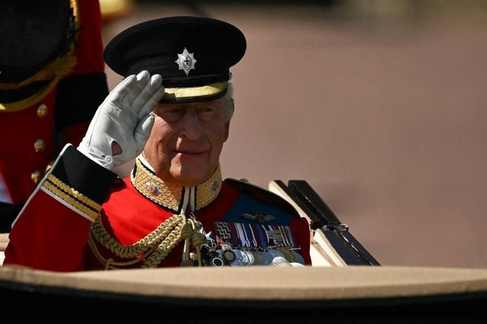 El Rey Carlos III rindió homenaje a las víctimas del vuelo Air India durante su desfile de cumpleaños con un minuto de silencio en Londres.