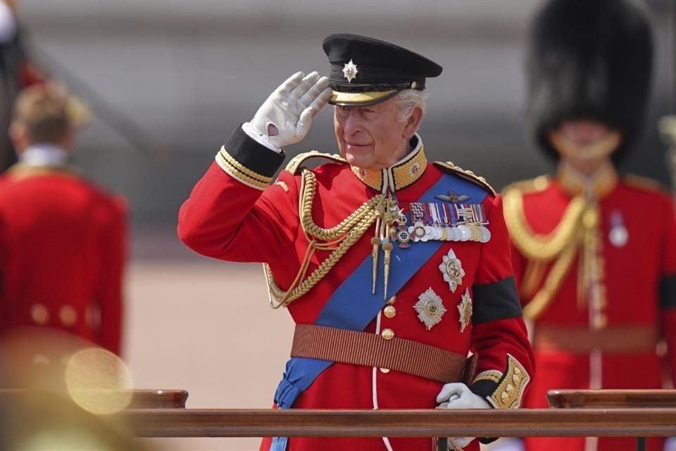 La ceremonia, organizada cada año en junio, celebra públicamente el cumpleaños del soberano británico, que cumplirá 77 años el próximo 14 de noviembre.