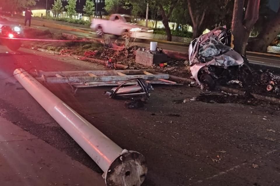 Dos jóvenes de 25 años resultaron lesionados tras chocar con un espectacular y un árbol en la Colonia Ciudad del Sol, durante la madrugada.