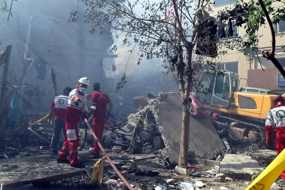 Voluntarios de la Media Luna Roja Iraní trabajando en un barrio de Teherán afectado por un supuesto ataque israelí.