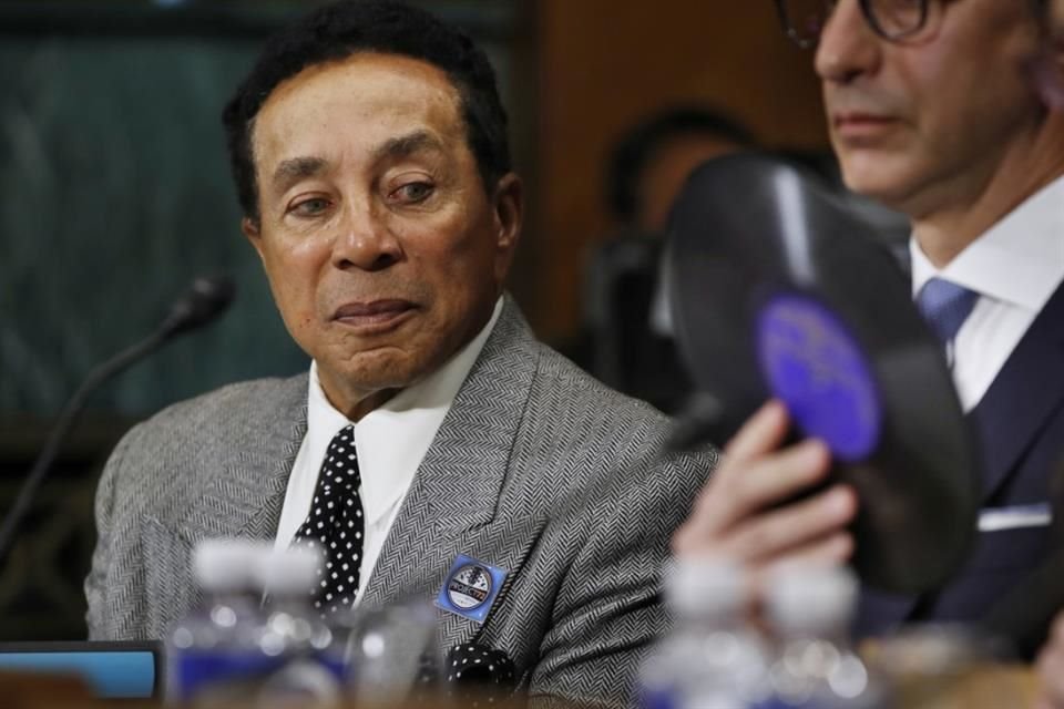 El intérprete de 'Cruisin'' y 'Baby Come Close' pidió al tribunal que imponga una sanción de más de 4 millones de dólares, suma que asegura haber gastado en honorarios legales.