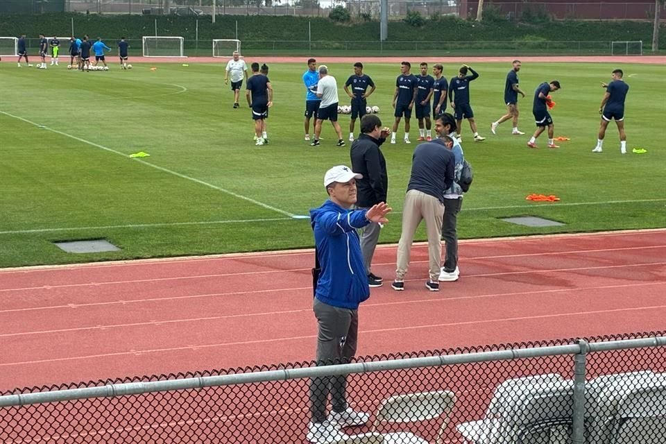 En Rayados hubo molestia tras cambiar su sede de entrenmaientos, debido a que la cancha de la Universidad de Loyola estaba en mal estado.