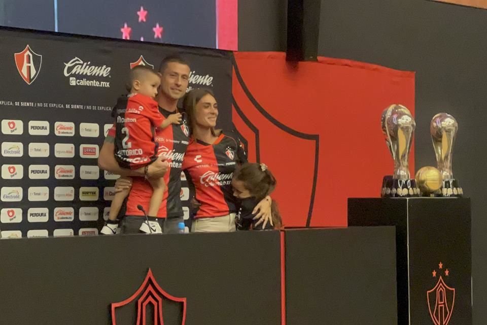 Nervo y su familia se despidieron con el jersey rojinegro.