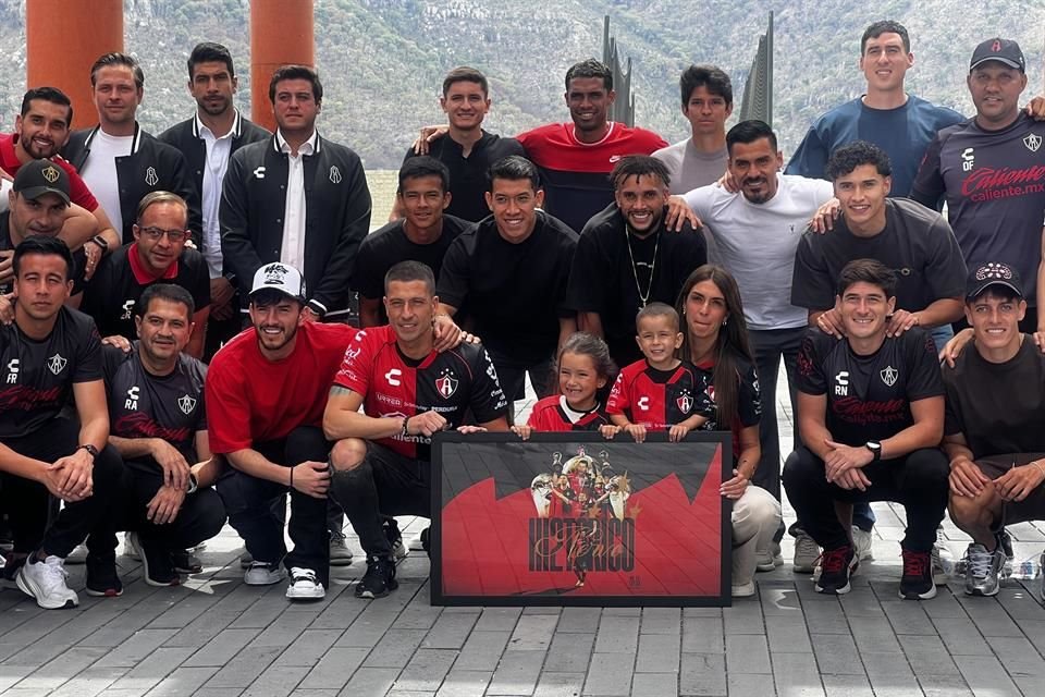 Jugadores del Atlas dieron un reconocimiento a Hugo Nervo.