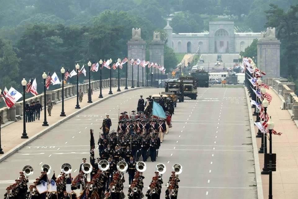 El Presidente Donald Trump asiste al desfile militar en el día de su cumpleaños y en medio de protestas en EU contra sus políticas.