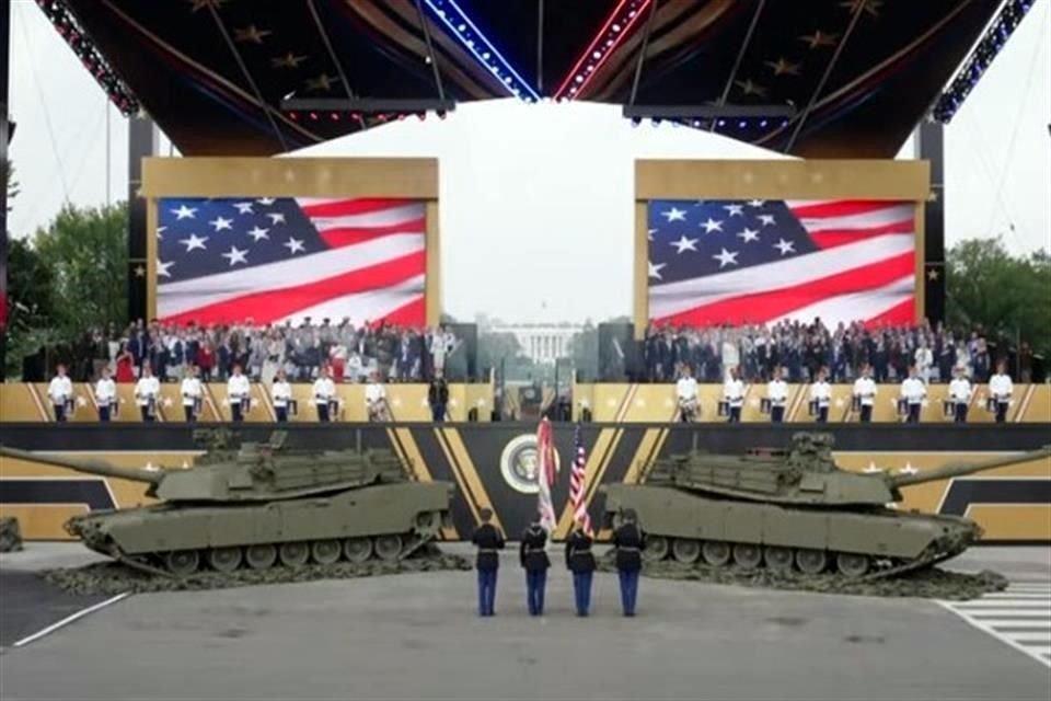 El Presidente Donald Trump celebra un desfile militar en el día de su cumpleaños y en medio de protestas en EU contra sus políticas.