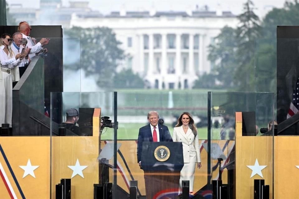 El presidente de Estados Unidos, Donald Trump, y la primera dama, Melania Trump, suben al escenario durante el Desfile del 250.º Aniversario del Ejército.