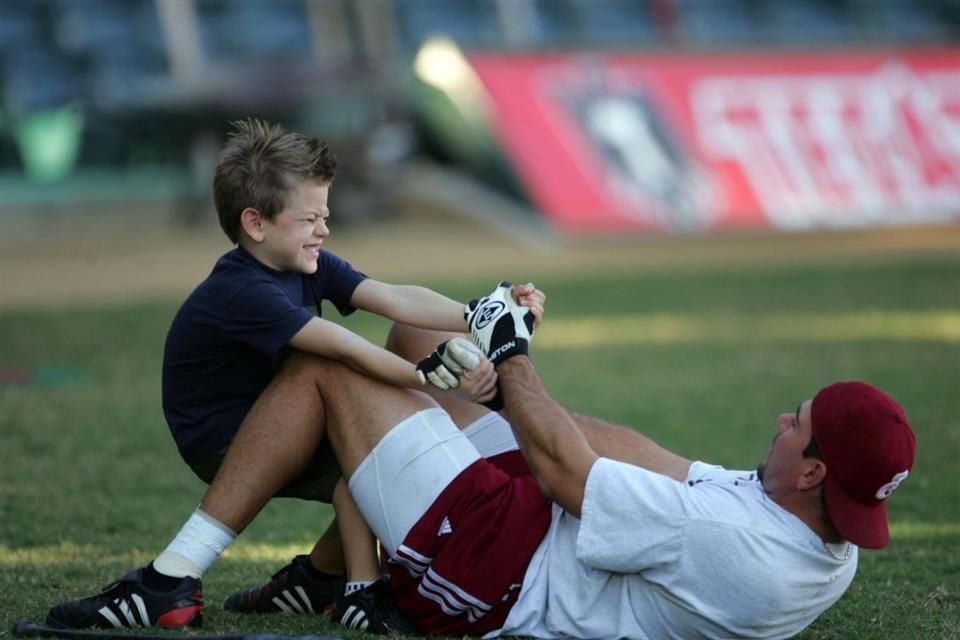 Benjamín juega con su hijo Mateo durante un entrenamiento de Tomateros de Culiacán en 2005.