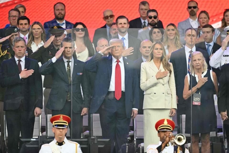 El Presidente Donald Trump celebra un desfile militar en el día de su cumpleaños y en medio de protestas en EU contra sus políticas.
