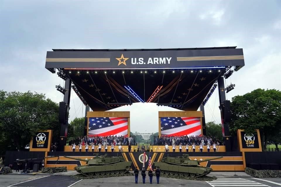 El desfile recorre Constitution Avenue, bordeada de vallas de seguridad y barreras.<br>