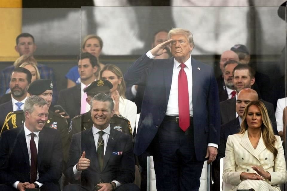 El Presidente de Estados Unidos, Donald Trump, atestiguó un gran desfile militar en Washington, en el marco del día de su cumpleaños.
