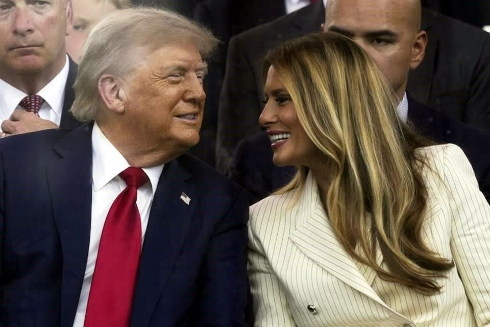 El Mandatario, junto a su esposa Melania Trump, se sentó en una tribuna especial al sur de la Casa Blanca para observar la demostración del poderío militar estadounidense.