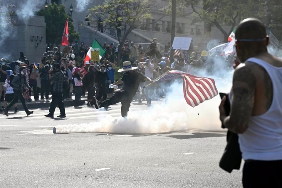 La Policía lanzó gas lacrimógeno en el centro de Los Ángeles para dispersar las protestas.