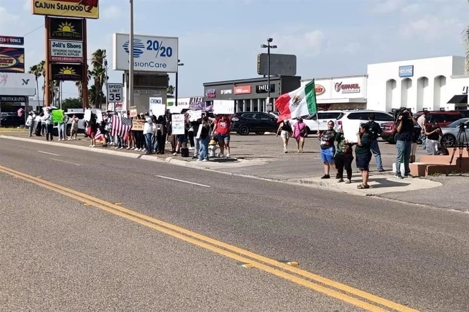 Las protestas se desarrollaron pacíficamente a pesar del acoso y hostigamiento de los policías, que amenazaban con arrestos a quien caminara por el pavimento.