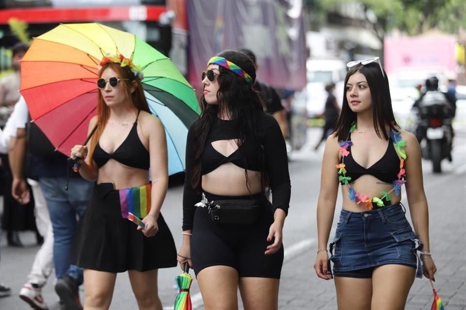 Asistentes a la marcha del Orgullo, que partió del centro de la ciudad hacia la Minerva.