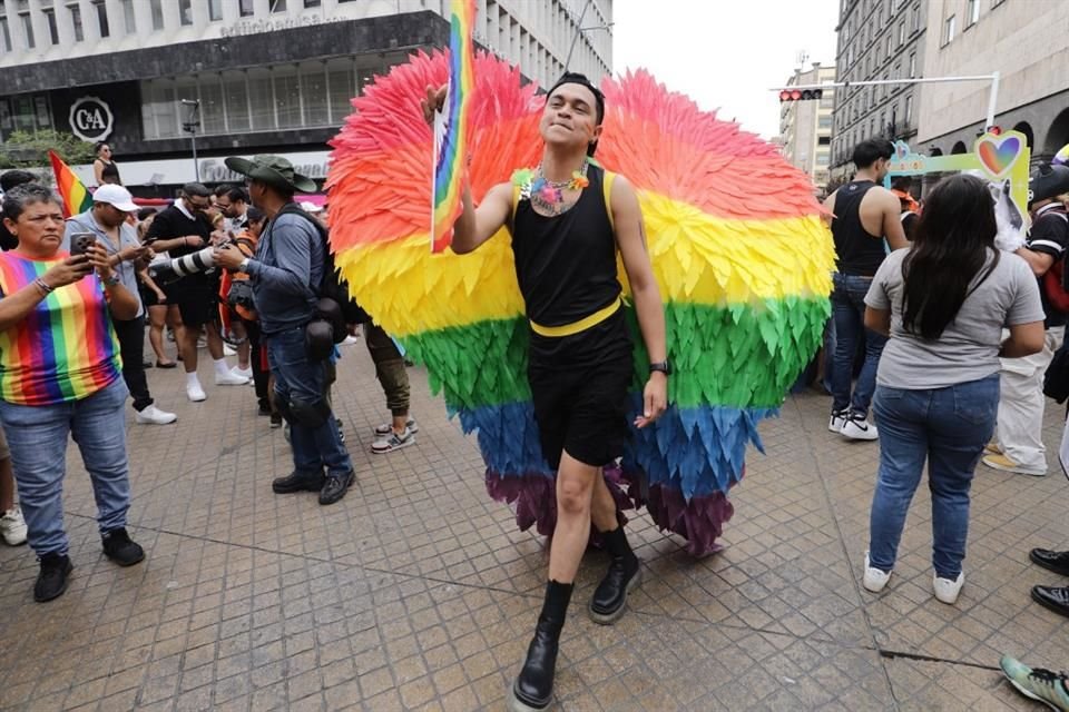 Asistentes a la marcha del Orgullo, que partió del centro de la ciudad hacia la Minerva.