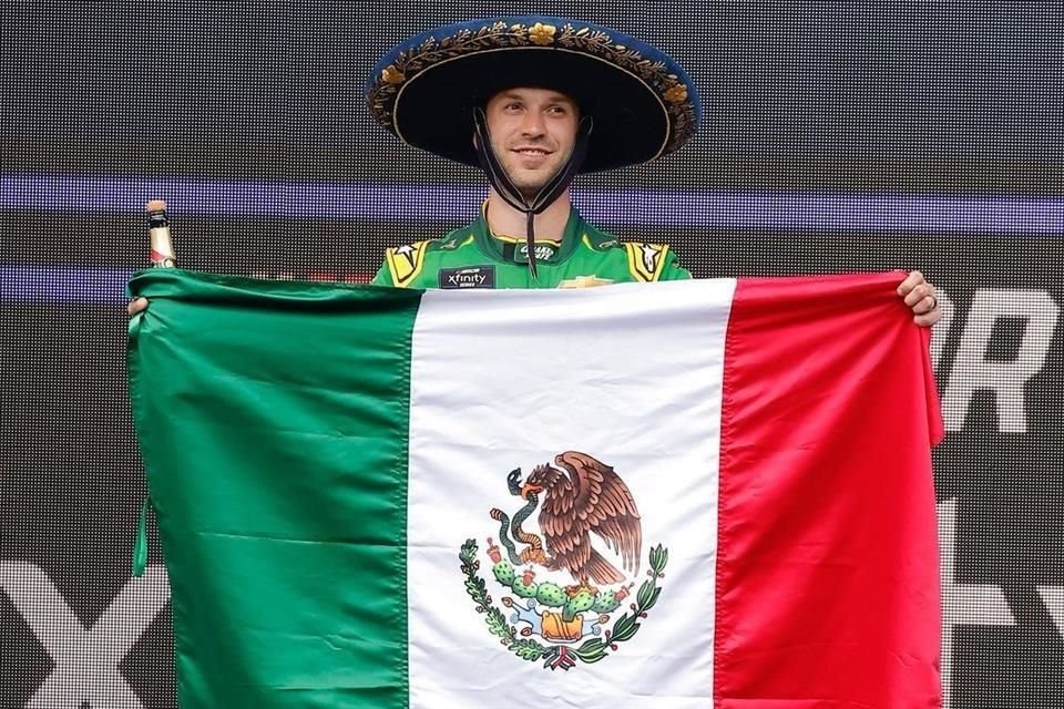 La bandera de México ondeó en lo más alto del podio.