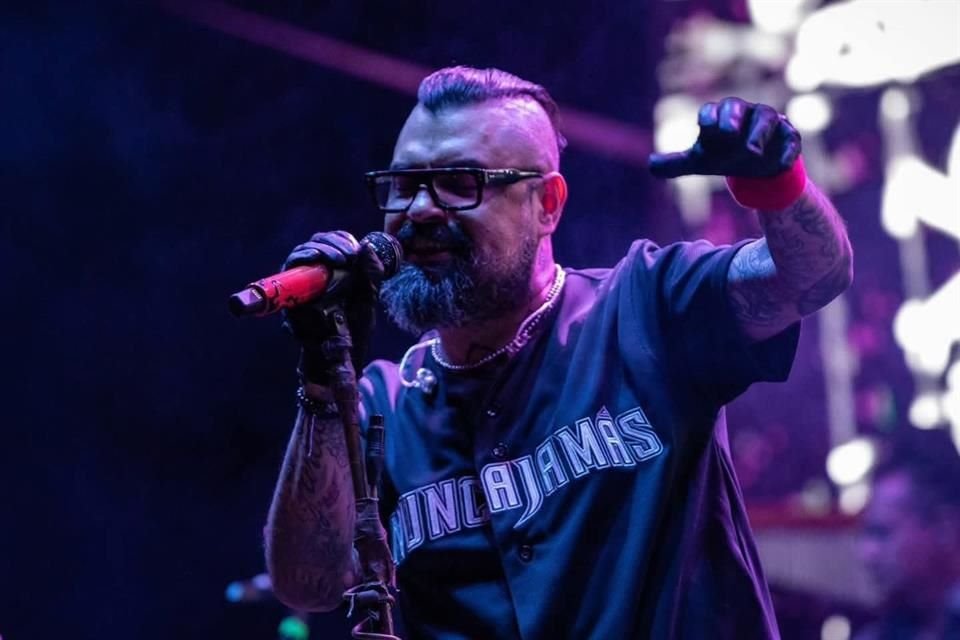Luis Román Ibarra, mejor conocido como Dr. Shenka, vocalista de la banda Panteón Rococo, sufrió un preinfarto este sábado, horas antes de presentarse en concierto en Querétaro.
