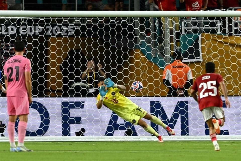 Ustari detuvo un penal.