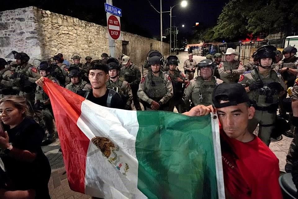 'Estas banderas salen cada vez que hay protesta, es un símbolo de orgullo de comunidad, de defensa de la comunidad', dijo el experto.