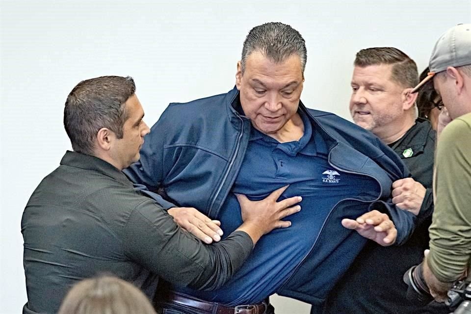 El senador Padilla sólo quería hacerle una pregunta a la Secretaria de Seguridad, Kristi Noem, que estaba dando una conferencia de prensa.