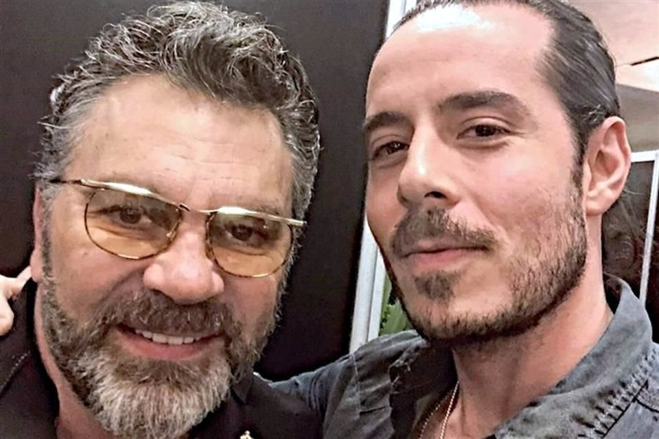 Pepe Madero  guarda el único encuentro que ha tenido con Mijares, a través de una fotografía tomada en 2019.