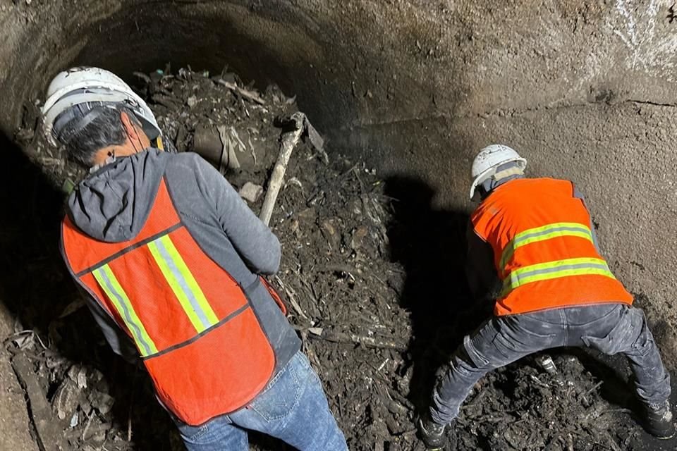 'Desde el 11 de abril, se realiza el desazolve dentro del túnel de 2.40 metros de diámetro, que conecta las compuertas de la presa con la obra de toma', informó la Conagua. 