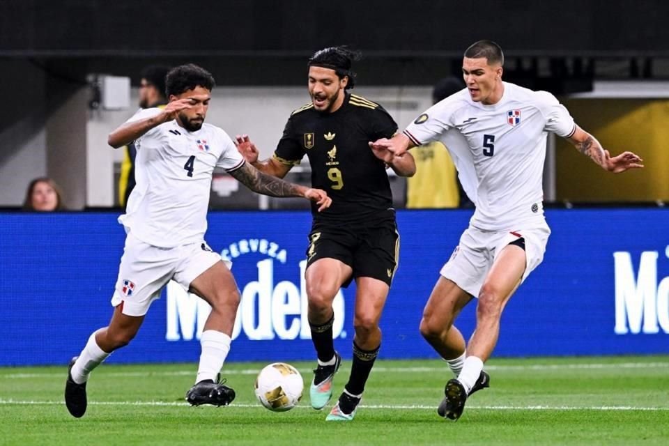 Raúl Jiménez trata de salir entre dos jugadores dominicanos.