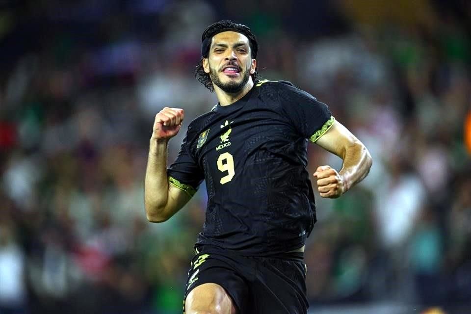 Raúl Jiménez celebra cuando marcó el 2-0.