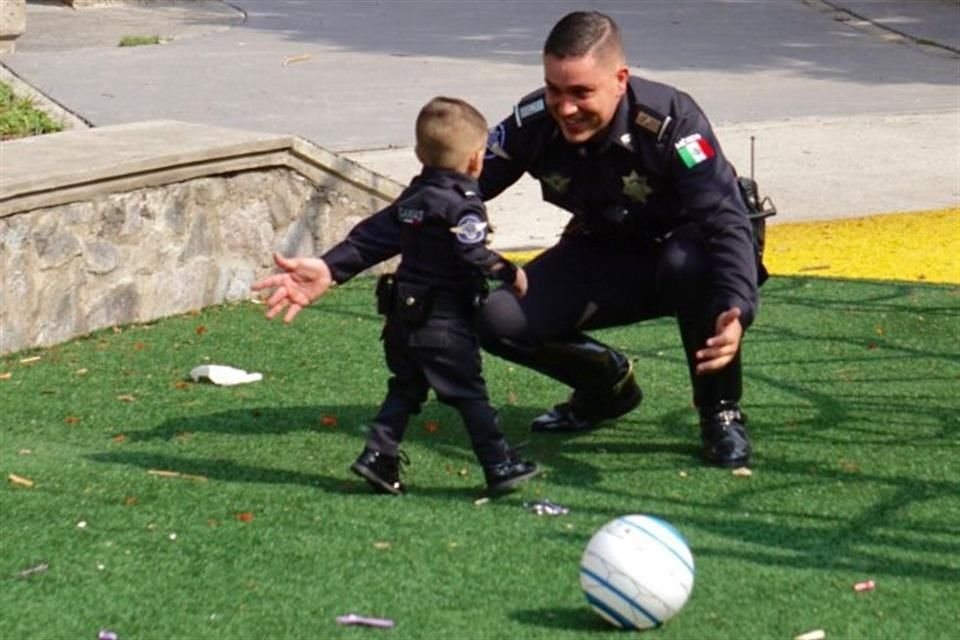Policía papá y su hijo.