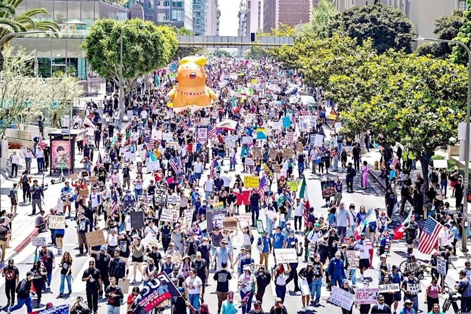  La manifestación pacífica en la ciudad más grande de California devino en algunos enfrentamientos con la Policía.