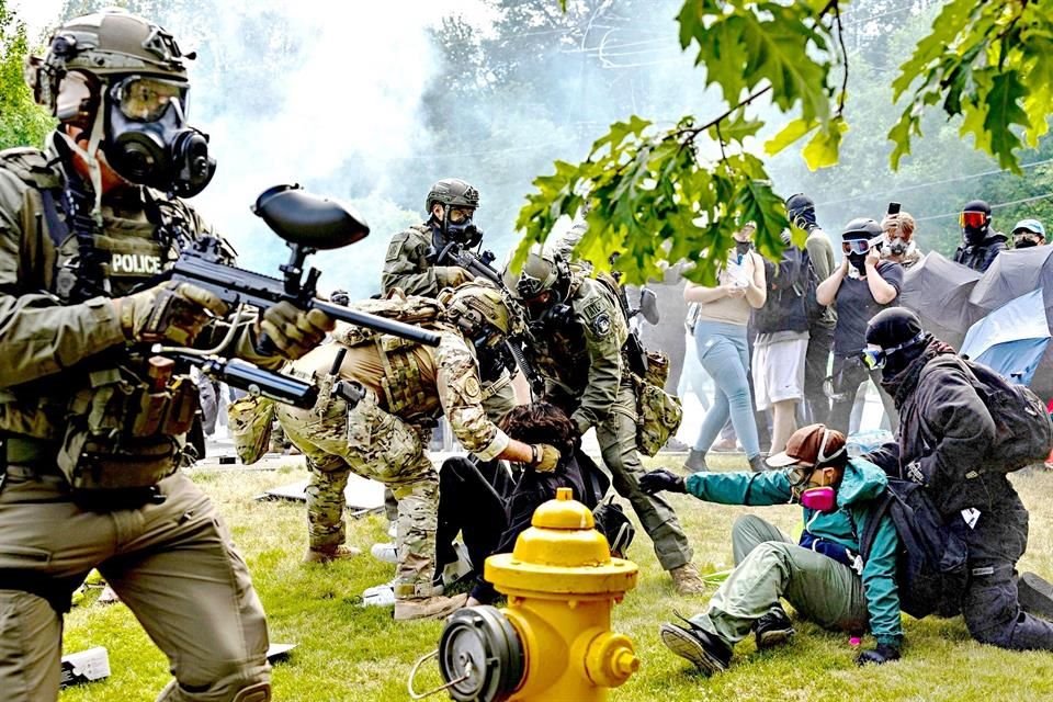 En Tukwila del estado de Washington se registraron choques entre los agentes y los inconformes.