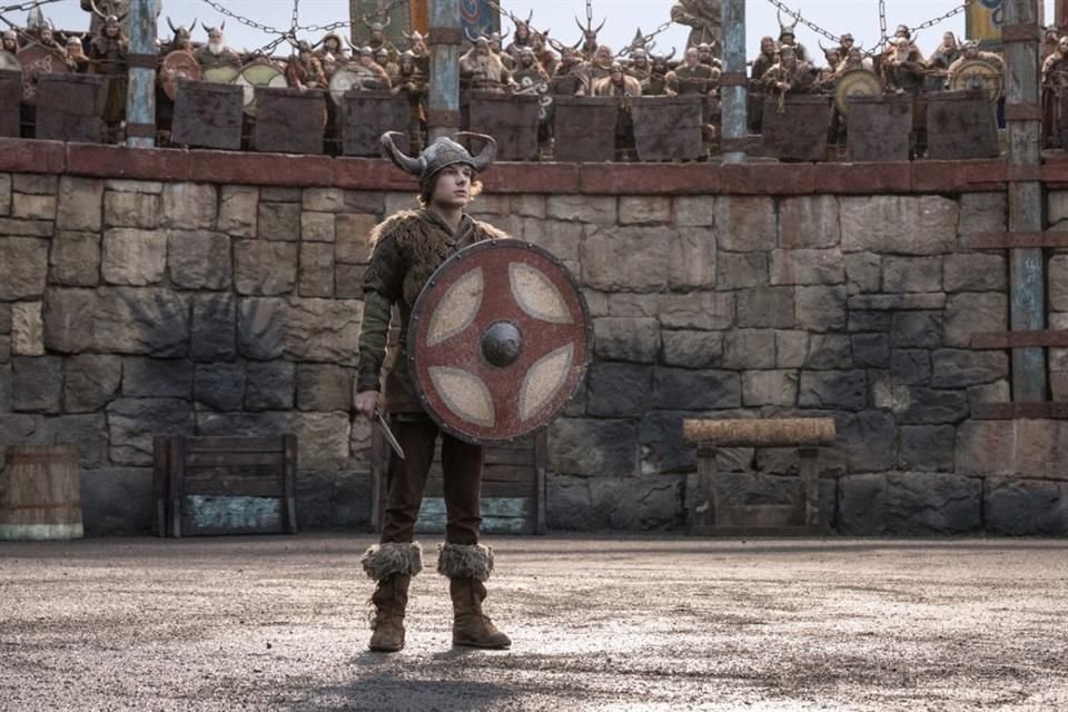 La película, dirigida por el veterano de la franquicia Dean DeBlois, sigue la improbable amistad entre un joven vikingo llamado Hipo (Mason Thames) y un dragón llamado Chimuelo.