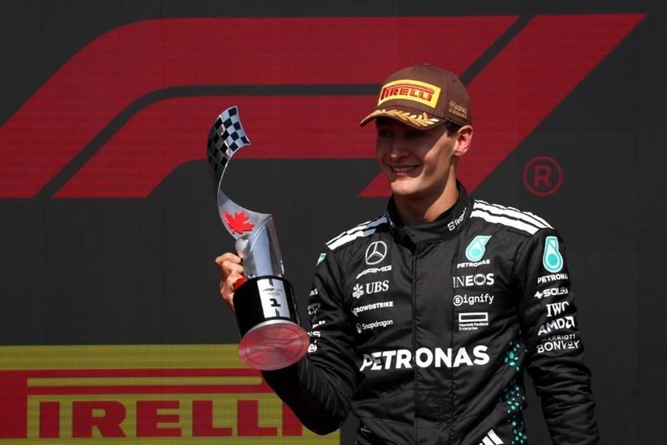 El británico de Mercedes feliz por su primer triunfo de la campaña.