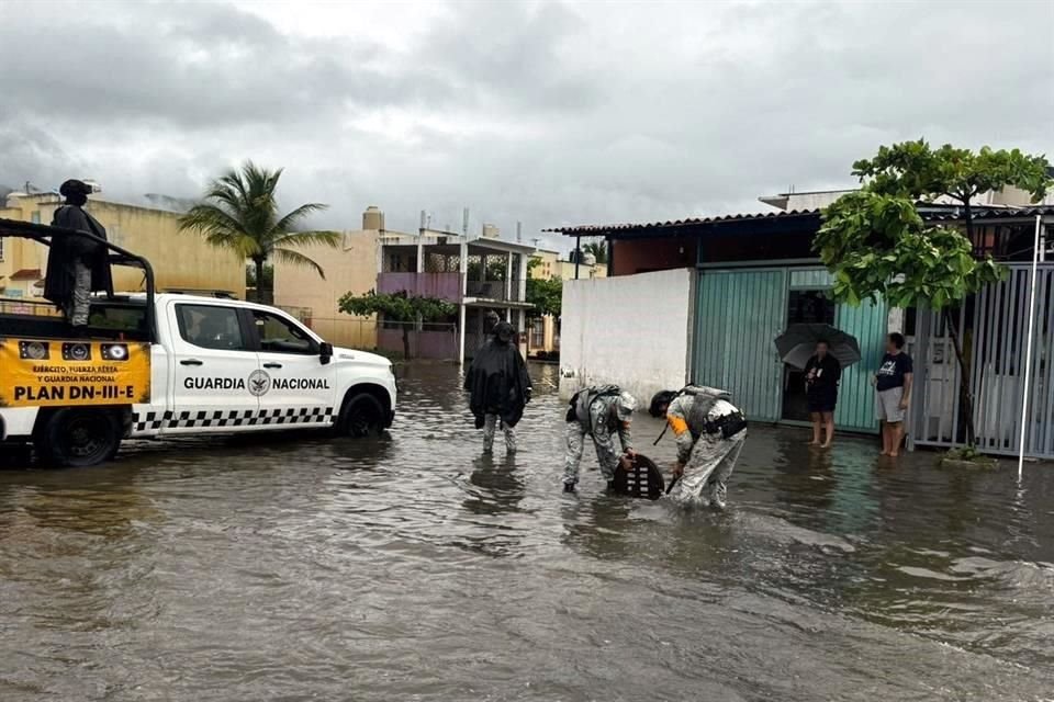 Elementos de la Guardia Nacional en auxilio de la población afectada en Guerrero.