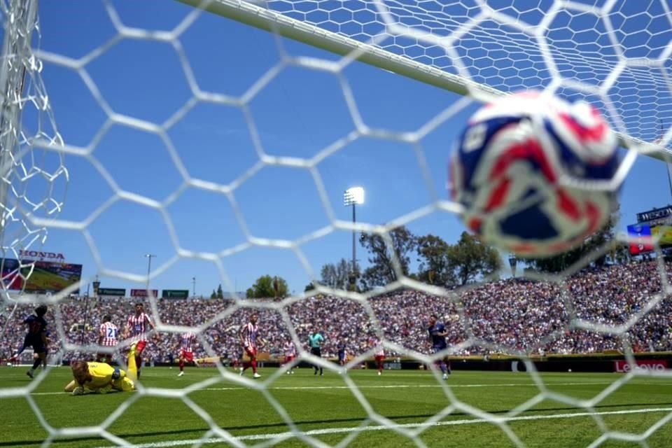 Los franceses debutaron con contundente triunfo de 3-0 sobre Atlético de Madrid.