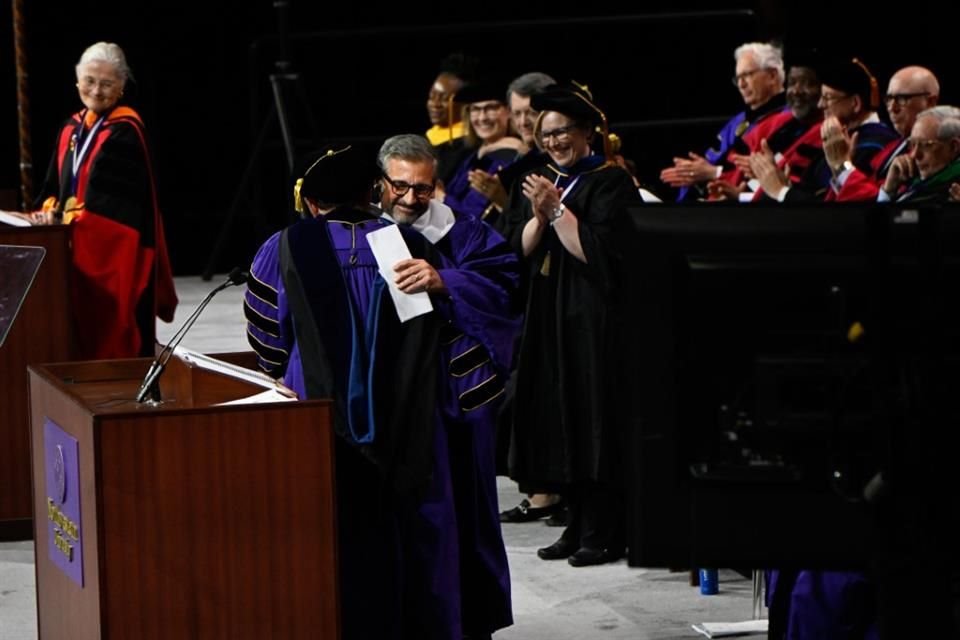 Carell, conocido por sus papeles en 'The Office' y 'Virgen a los 40', también recibió un Doctorado Honoris Causa en Artes.