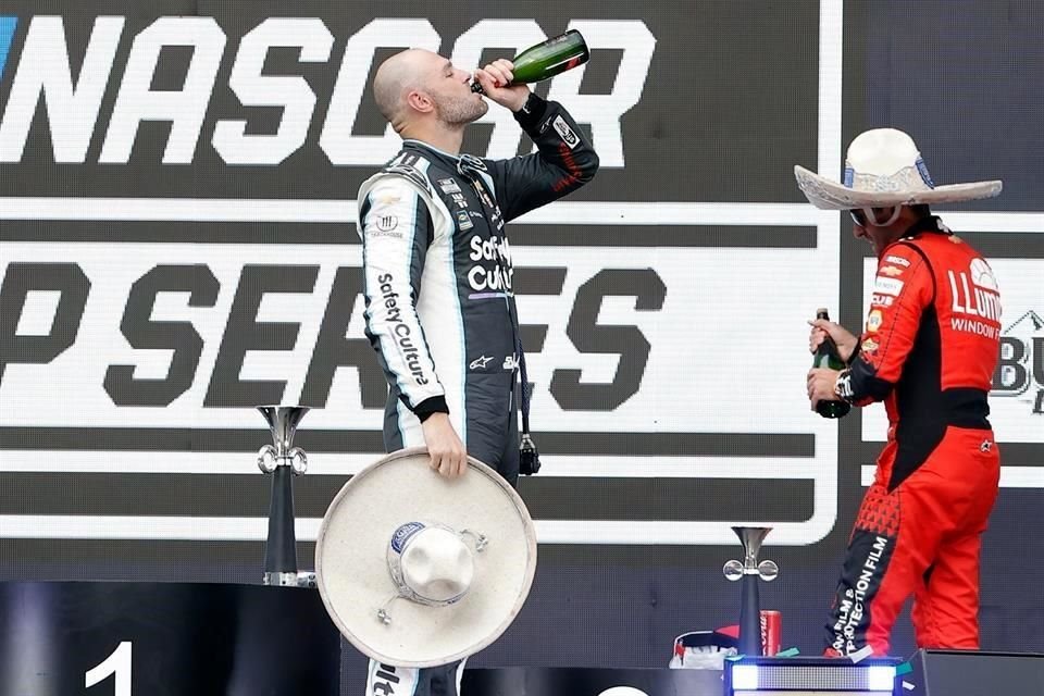 Shane Van Gisbergen festejó con champaña su triunfo histórico en la Ciudad de México.