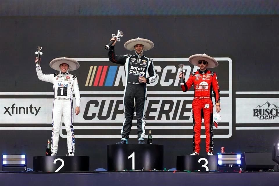 Van Gisbergen se subió al podio junto con Christopher Bell y Chase Elliott en el Autódromo Hermanos Rodríguez.