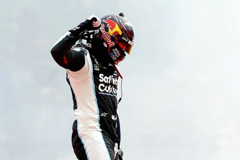 Shane Van Gisbergen salió con la mano en alto en el cierre de la Nascar Mexico City Weekend.